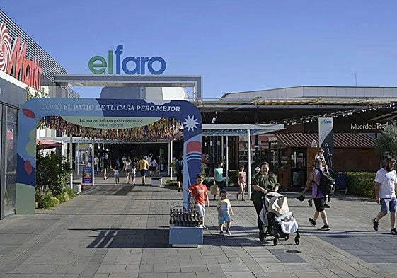Visitantes en el centro comercial El Faro de Badajoz.