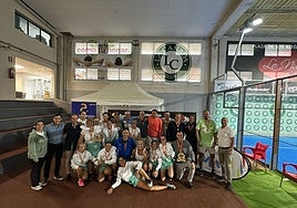 Los ganadores del Campeonato de España de Veteranos junto a las autoridades en el Club Indoor La Cañada.