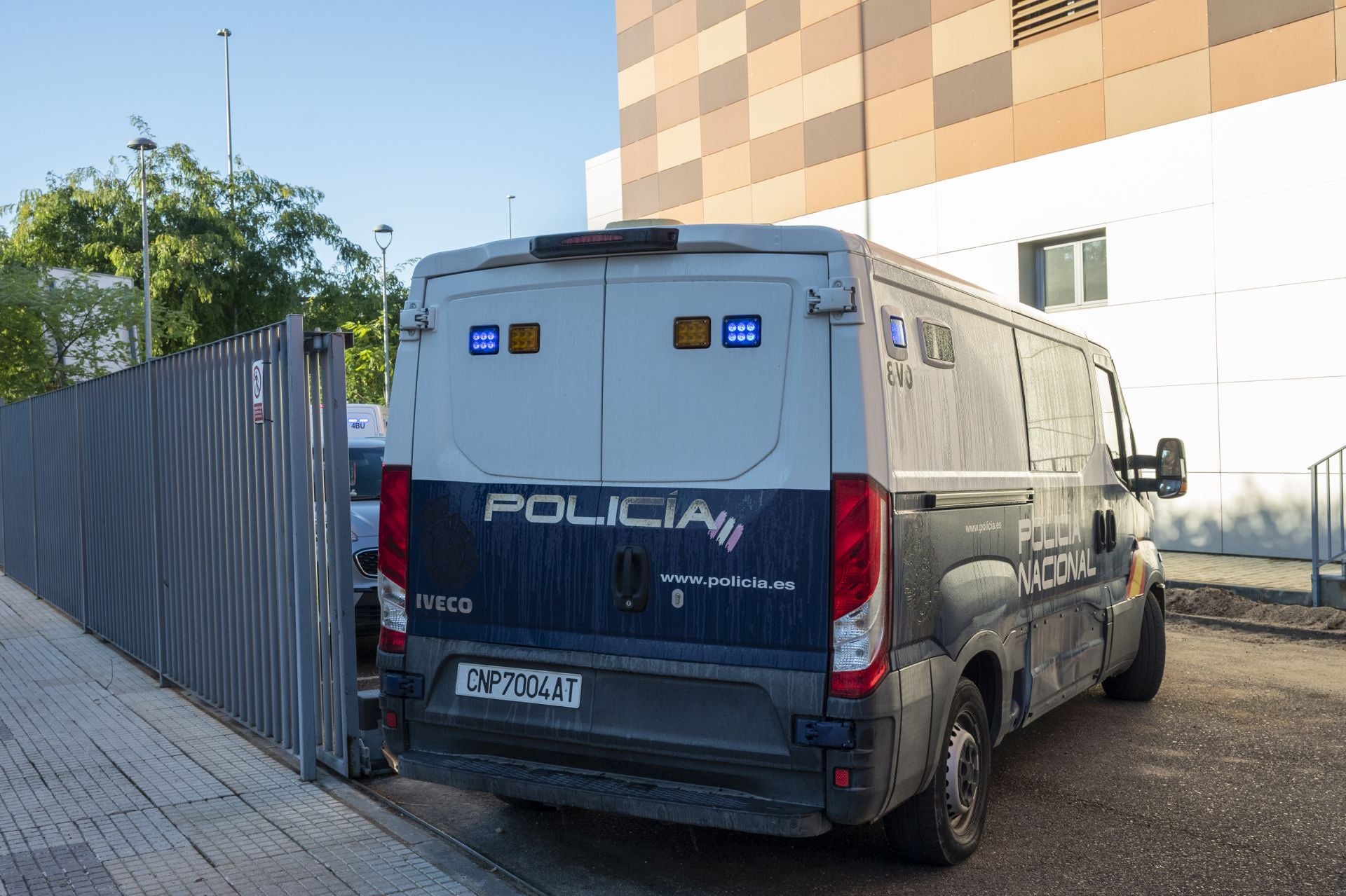 Fotos | Llegada a los juzgados de los dos detenidos por el crimen de la funcionaria de Badajoz