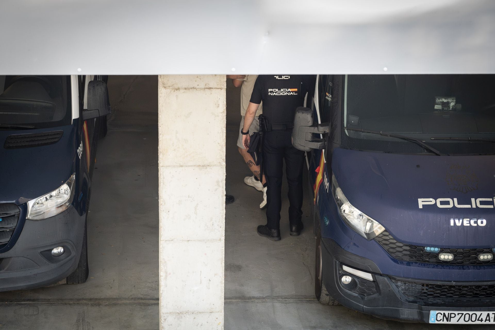 Fotos | Llegada a los juzgados de los dos detenidos por el crimen de la funcionaria de Badajoz