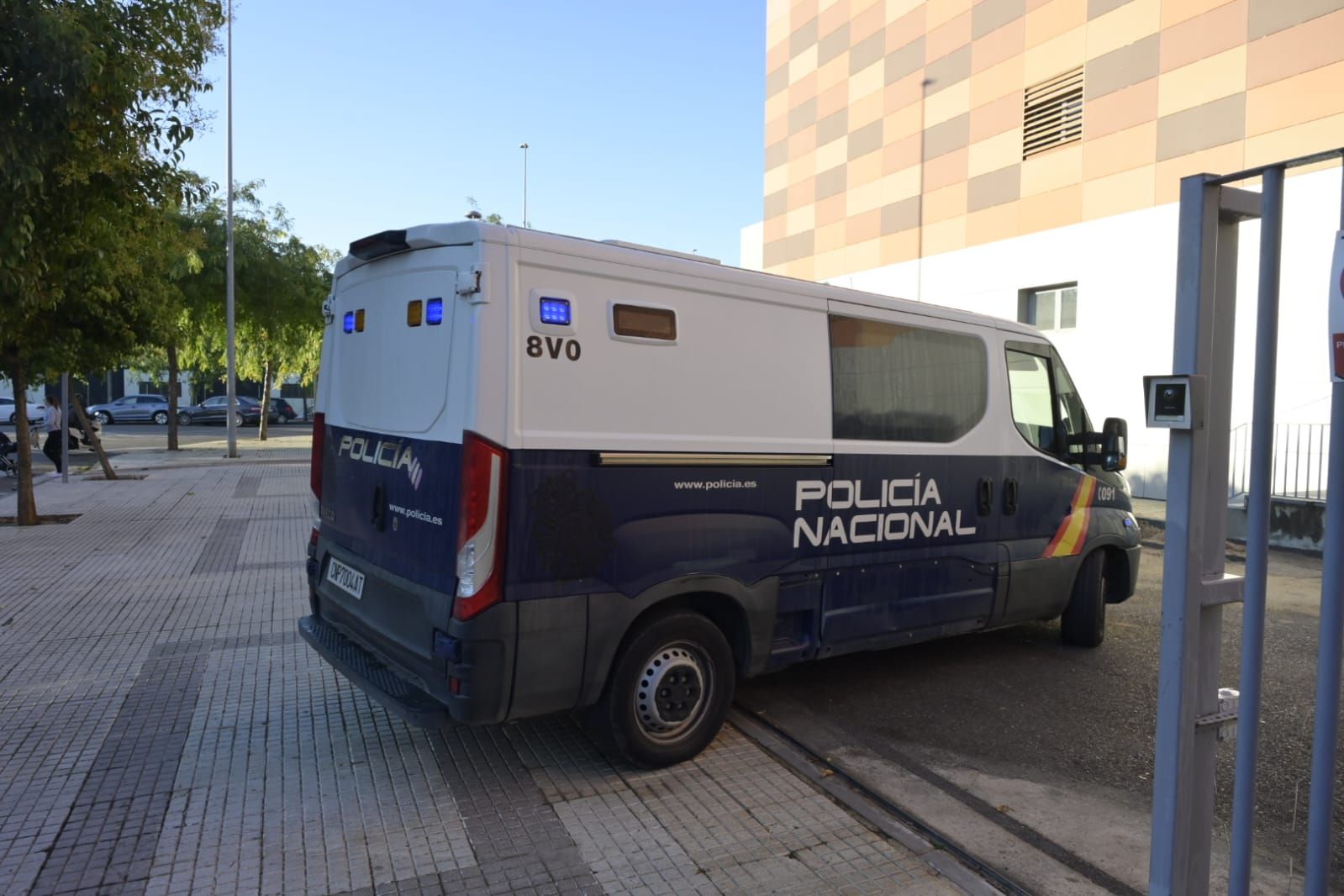 Fotos | Llegada a los juzgados de los dos detenidos por el crimen de la funcionaria de Badajoz