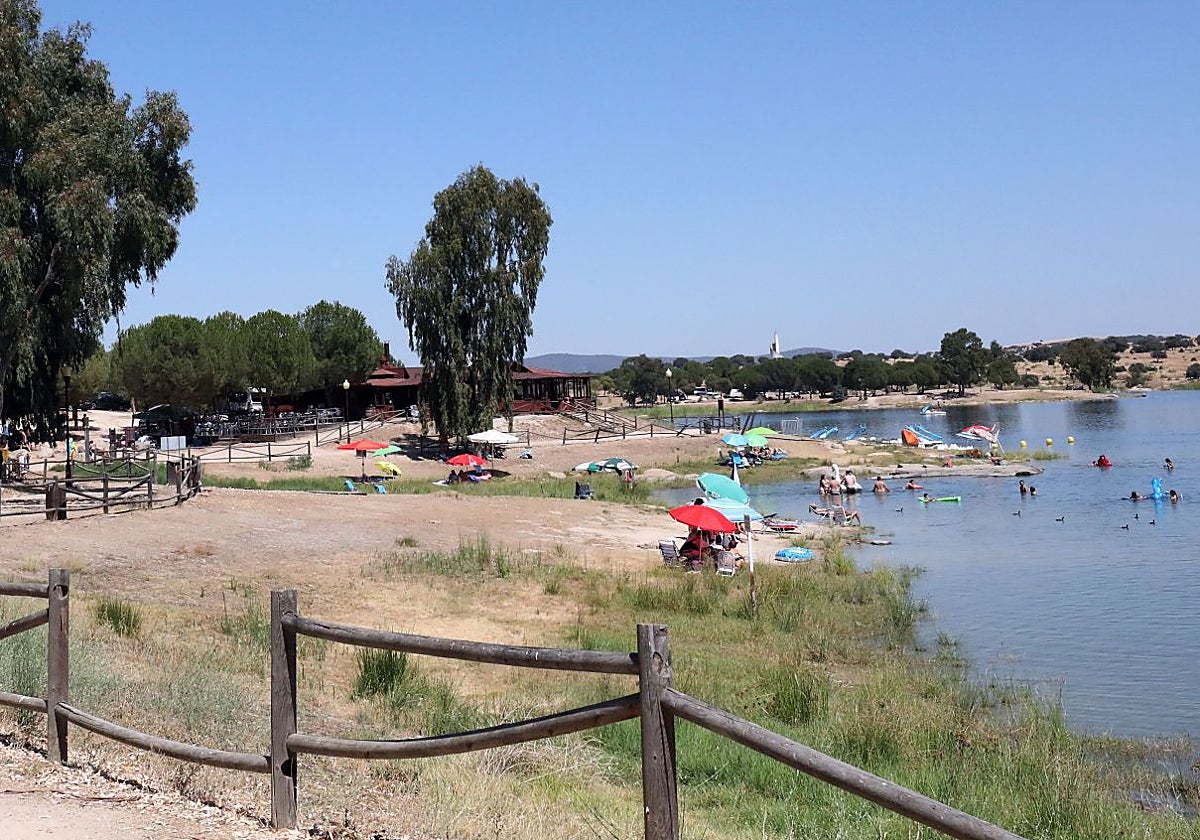 Bañistas en el embalsa de Proserpina.