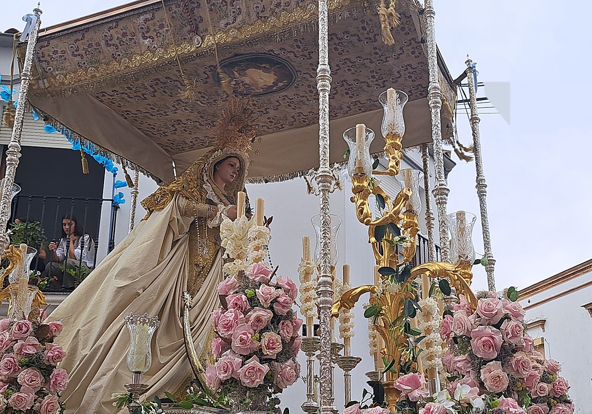 Virgen de la Paz en su salida desde la iglesia de San Bartolomé el sábado pasado para su procesión extraordinaria.