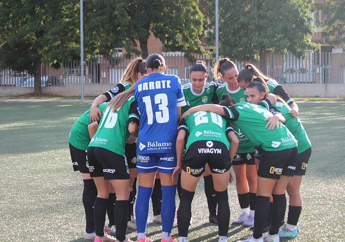 Las jugadoras del Sport hacen piña antes de un partido en El Vivero.