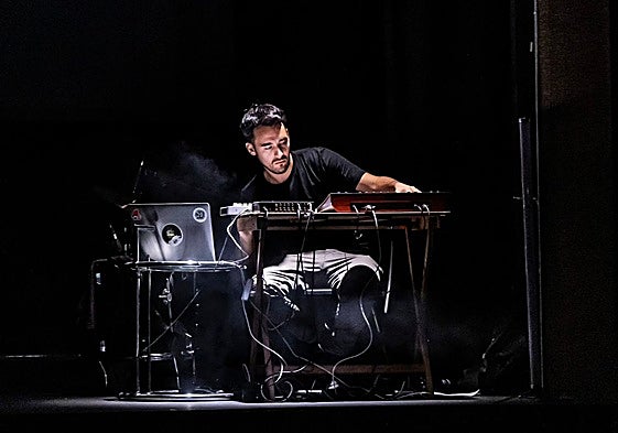 Actuación de Alberto Granados en el Teatro Fígaro de Madrid.