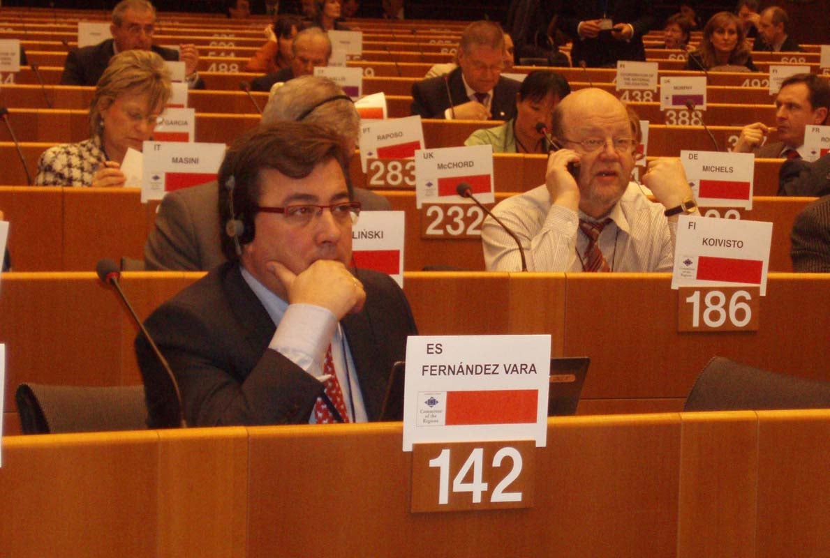 Vara asiste a Bruselas como presidente de la Junta de Extremadura al Comité de las Regiones en 2008.