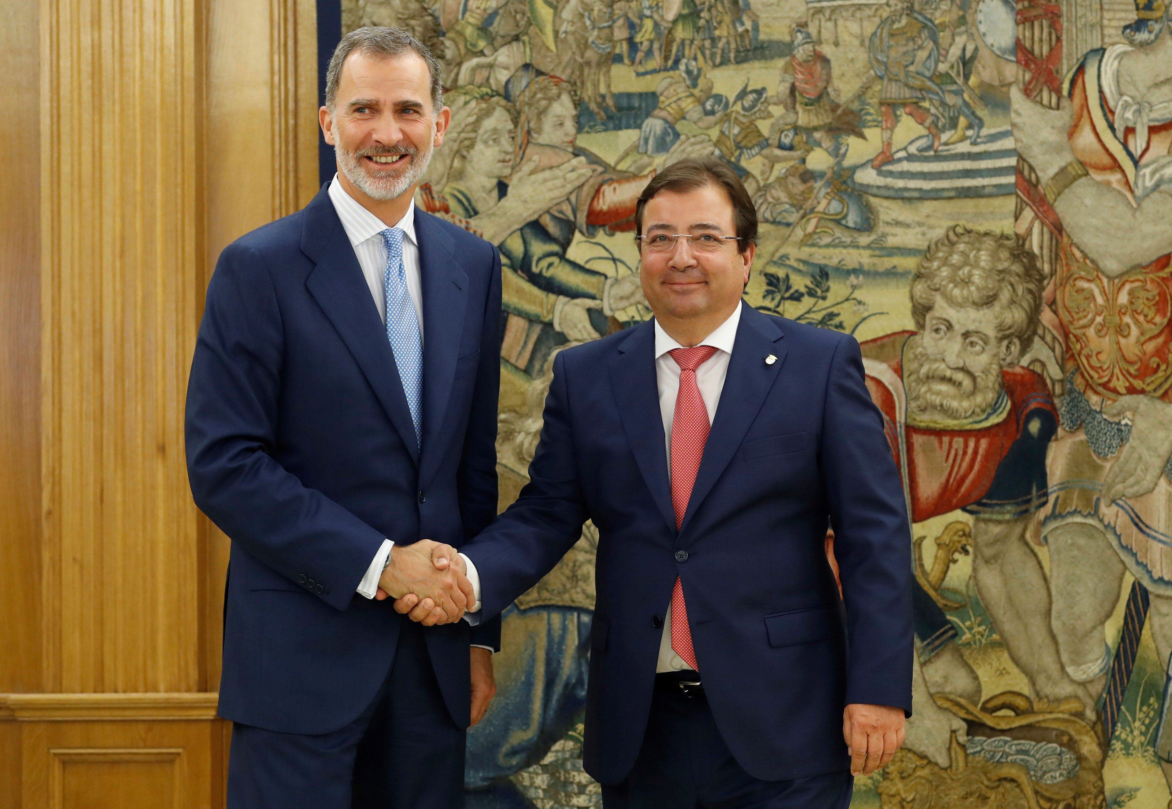 Guillermo Fernández Vara con el Rey Felipe VI en julio de 2019.