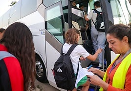 Varios alumnos se suben a un autobús para desplazarse a su centro educativo en Extremadura.