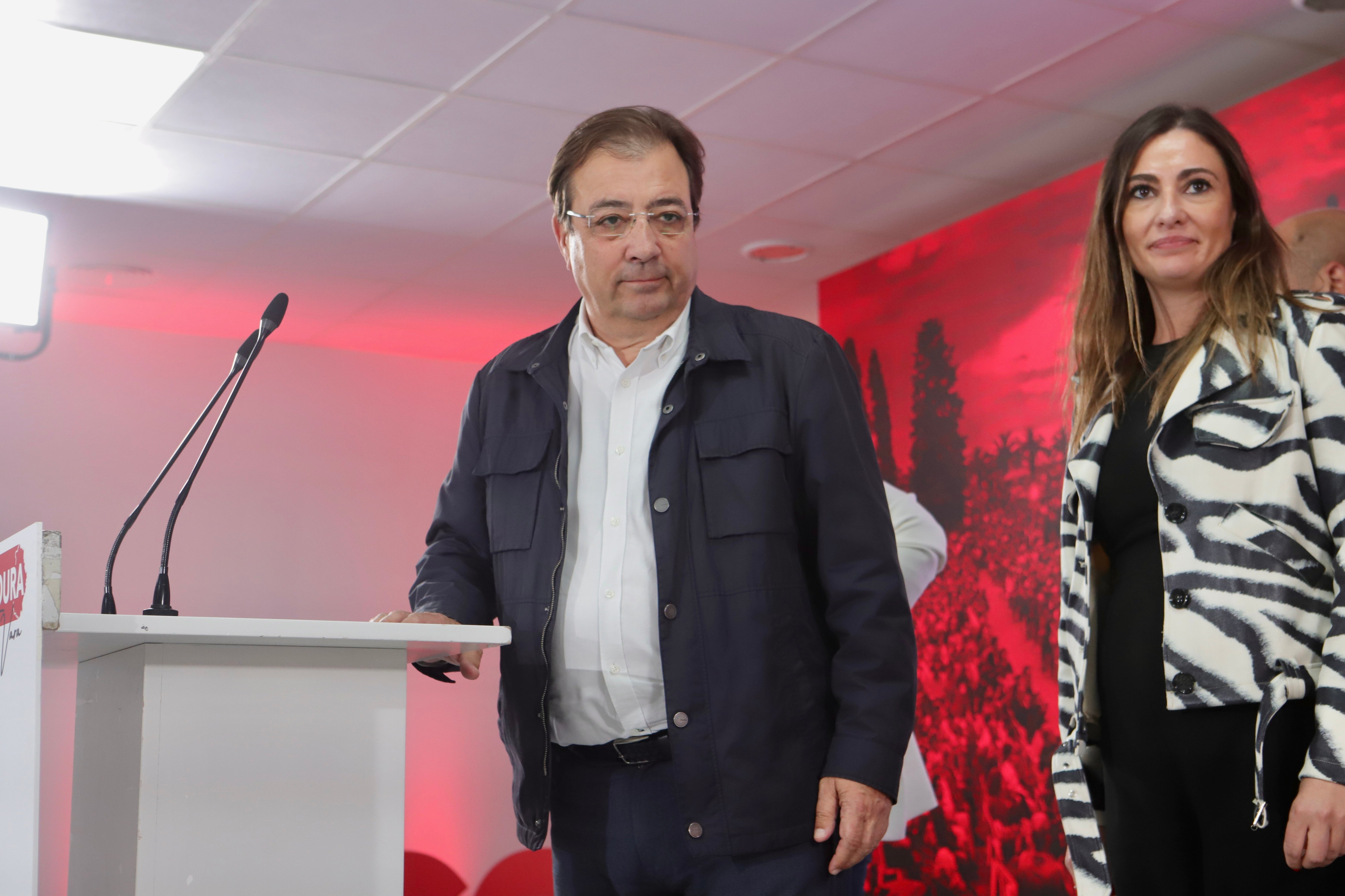 El presidente extremeño y candidato del PSOE a la reelección a la Presidencia de la Junta de Extremadura, Guillermo Fernández Vara, durante el seguimiento de la jornada electoral en el año 2023 en la sede del PSOE de Mérida en las que perdió.