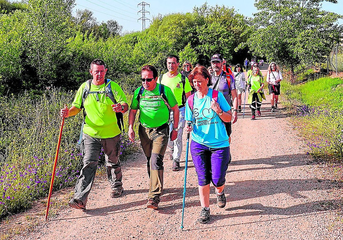 Senderistas camino a Bótoa un día de romería.