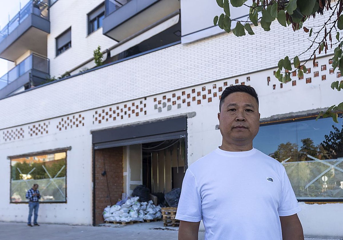 Meengg Rong, uno de los socios del nuevo restaurante japonés que abrirá en noviembre en Ronda de San Francisco, delante del local.