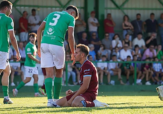 Álex Alegría en el duelo ante el Santa Amalia.