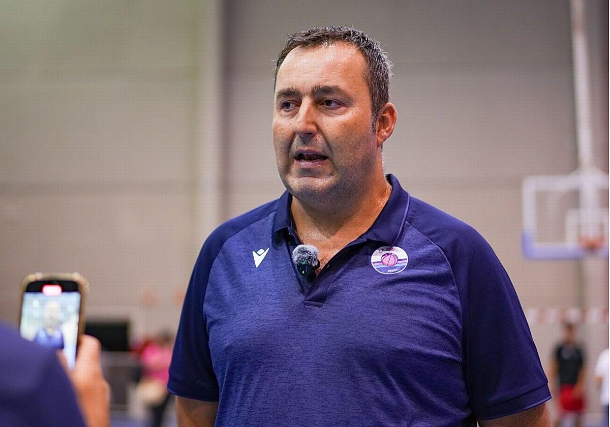 Miguel Gómez, entrenador del conjunto emeritense.