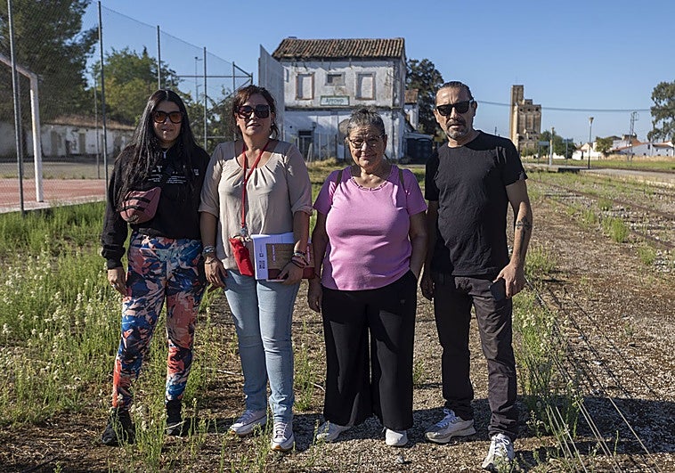 De izquierda a derecha, Raquel Búrdalo, Mari Ángeles Pajuelo, María Ramos y Roberto Ríos, integrantes de la plataforma vecinal.
