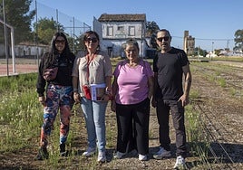 De izquierda a derecha, Raquel Búrdalo, Mari Ángeles Pajuelo, María Ramos y Roberto Ríos, integrantes de la plataforma vecinal.