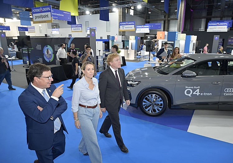La presidenta, María Guardiola, entre el alcalde de Badajoz y el consejero de Economía.