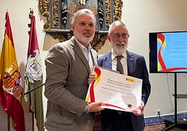 Pizarro entrega un copia de la declaración al subdelegado del Gobierno en Cáceres.