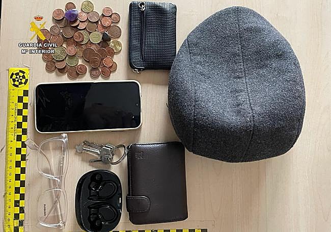 Efectos intervenidos al 'cogotero' por la Guardia Civil.