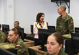 La visita Margarita Robles charla este jueves con un alumno del Cefot.