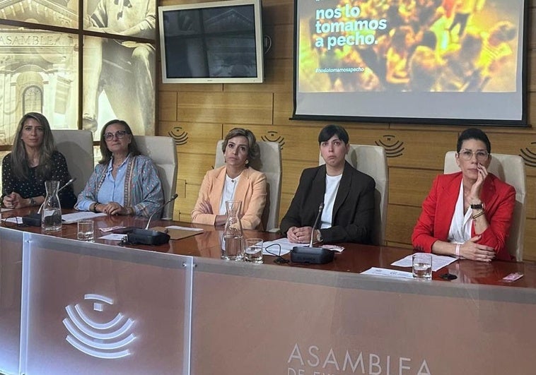 Cuatro extremeñas con cáncer de mama dan su testimonio en la Asamblea