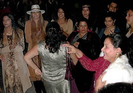 Corrillo de mujeres gitanaS en una edición de la Feria Chica de Mérida.
