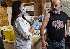 Un hombre se vacuna contra la gripe en el centro de salud Obispo Paulo el 14 de octubre del año pasado.