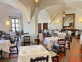 Comedor elegante y acogedor del Parador de Mérida.