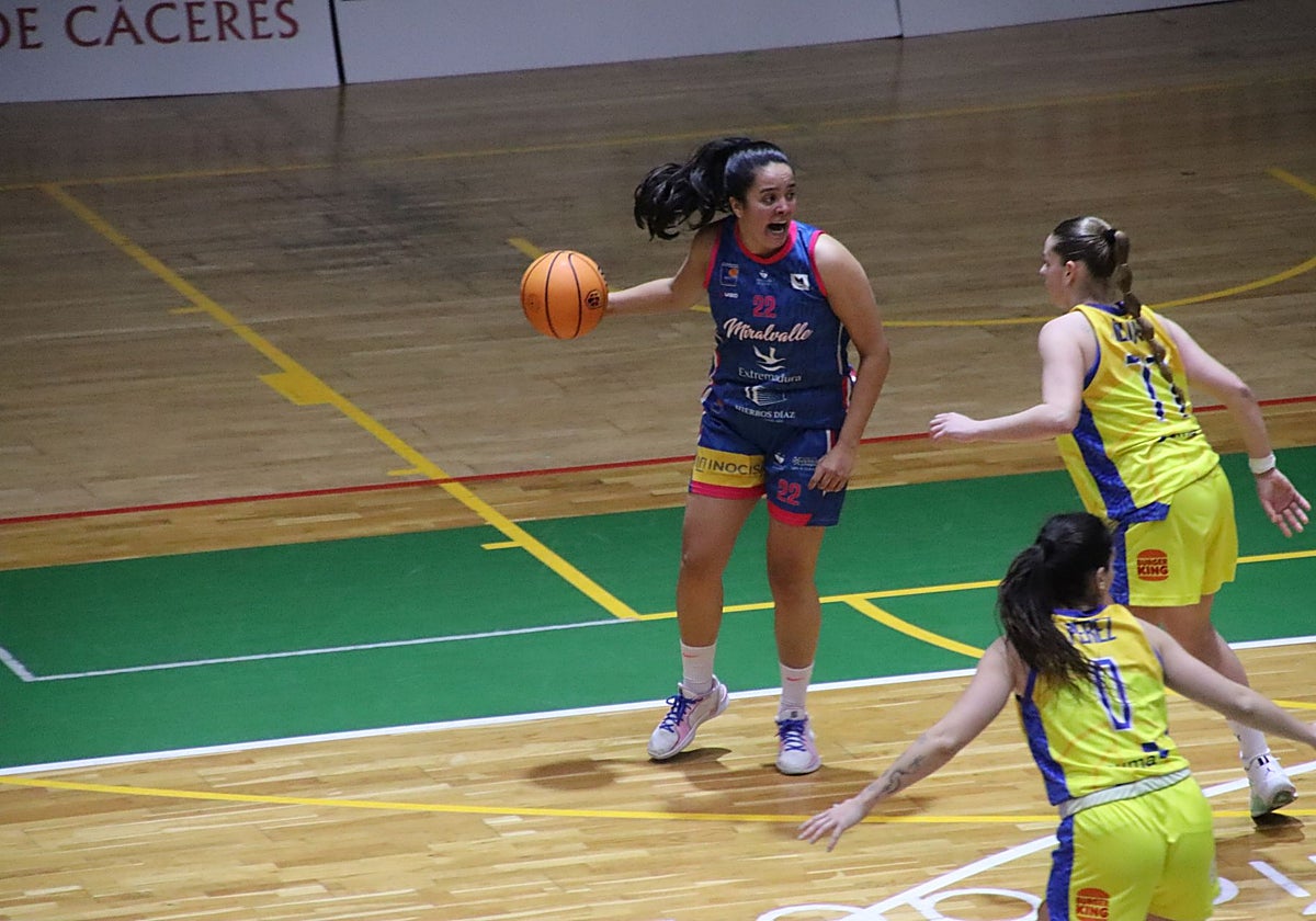 Cristina Lázaro durante un partido con el Miralvalle.