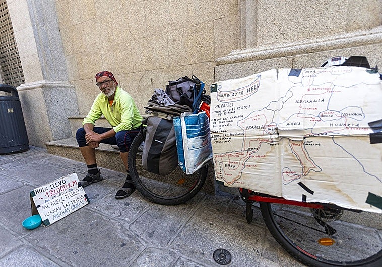 Jörg, natural de Hamburgo recorre el mundo a lomos de su bicicleta, el pasado jueves estuvo en Cáceres.