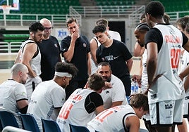 El técnico del BCB Pablo Cuevas se dirige a sus jugadores durante un tiempo muerto.