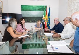 Reunión de Guardiola, la consejera de Salud y la gerente del área de Cáceres con representantes de la plataforma  para la reapertura de Cirugía Vascular en Cáceres el pasado mes de agosto.