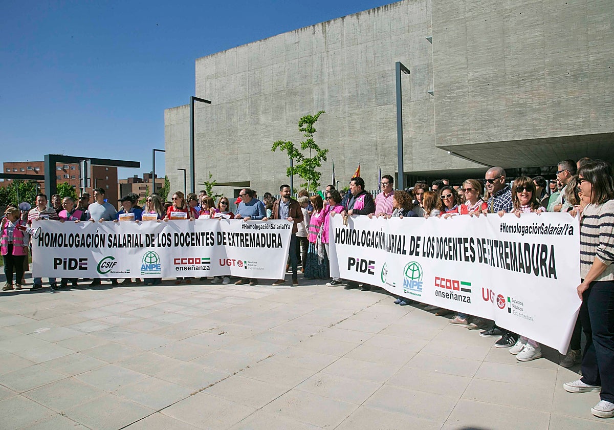 Una de las protestas por la equiparación salarial que han llevado a cabo los sindicatos docentes.