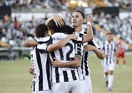 Álex Alegría felicita a Borja Domingo tras marcar el tercer gol para el Badajoz.