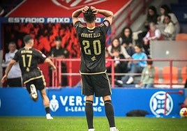 Carlos González se lamenta del penalti errado por su compañero Berlanga nada más comenzar el partido.