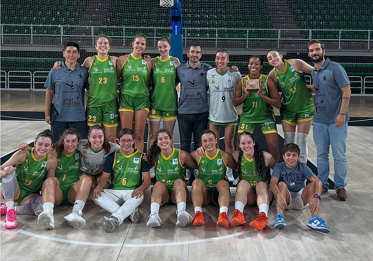 Las jugadoras y cuerpo técnico del Al-Qázeres celebran su segunda victoria en su estreno en el Multiusos.