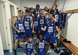 Los jugadores del Bosco Mérida celebran su primera victoria en su debut en Tercera FEB.