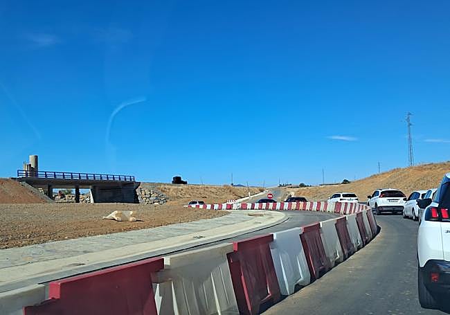 Obras en la EX-101 en el acceso a Zafra.