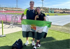 Paula Carreira posa con la medalla de oro conseguida para Extremadura junto a su entrenador Antonio Fuentes.