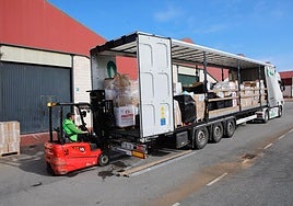 Un camión de un empresa extremeña en plena descarga.