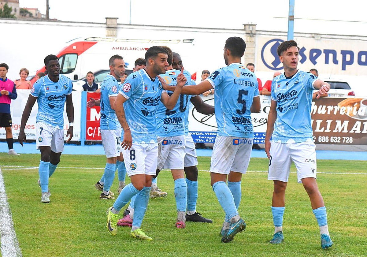 Los jugadores del Coria celebran el gol de Dawda ante el Moscardó.