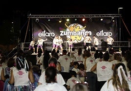 Cientos de personas han practicado zuma este sábado en el centro comercial El Faro.