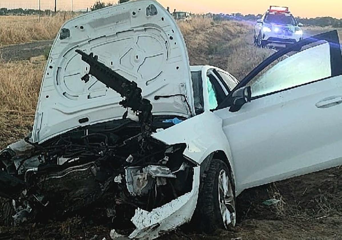 Así ha quedado el vehículo accidentado en la carretera BA-125, cerca de Valverde de Mérida, en el que ha perdido la vida una persona.