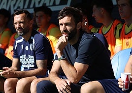 Fran Beltrán sigue el partido Mérida-Arenas desde el banquillo.