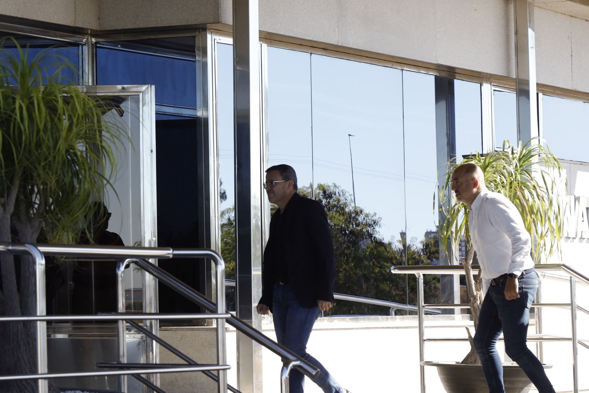 El secretario general del PSOE extremeño, Miguel Ángel Gallardo, entra en el tanatorio de Badajoz este domingo, donde familia y amigos despiden a Guillermo Fernández Vara.