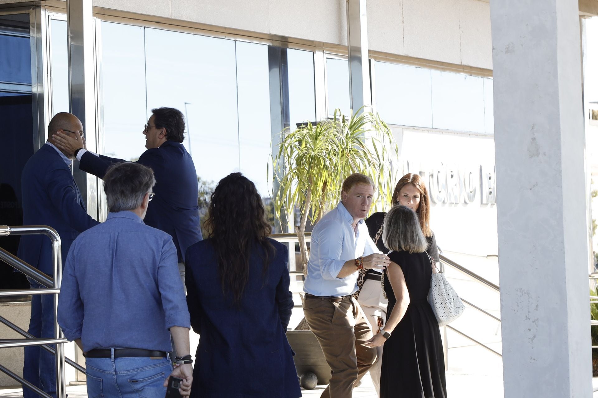 El alcalde de Badajoz, Ignacio Gragera, en el tanatorio este domingo, día del fallecimiento de Guillermo Fernández Vara.