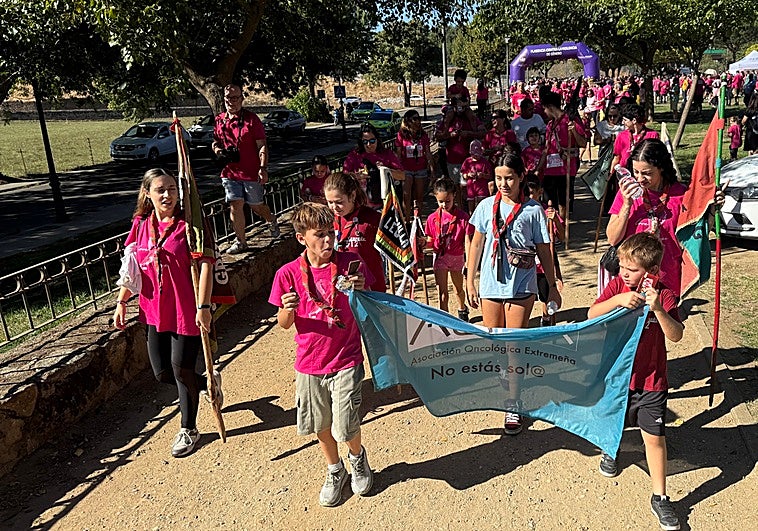 Un grupo de scouts abrió la multitudinaria Marcha Rosa en el parque del Cachón.