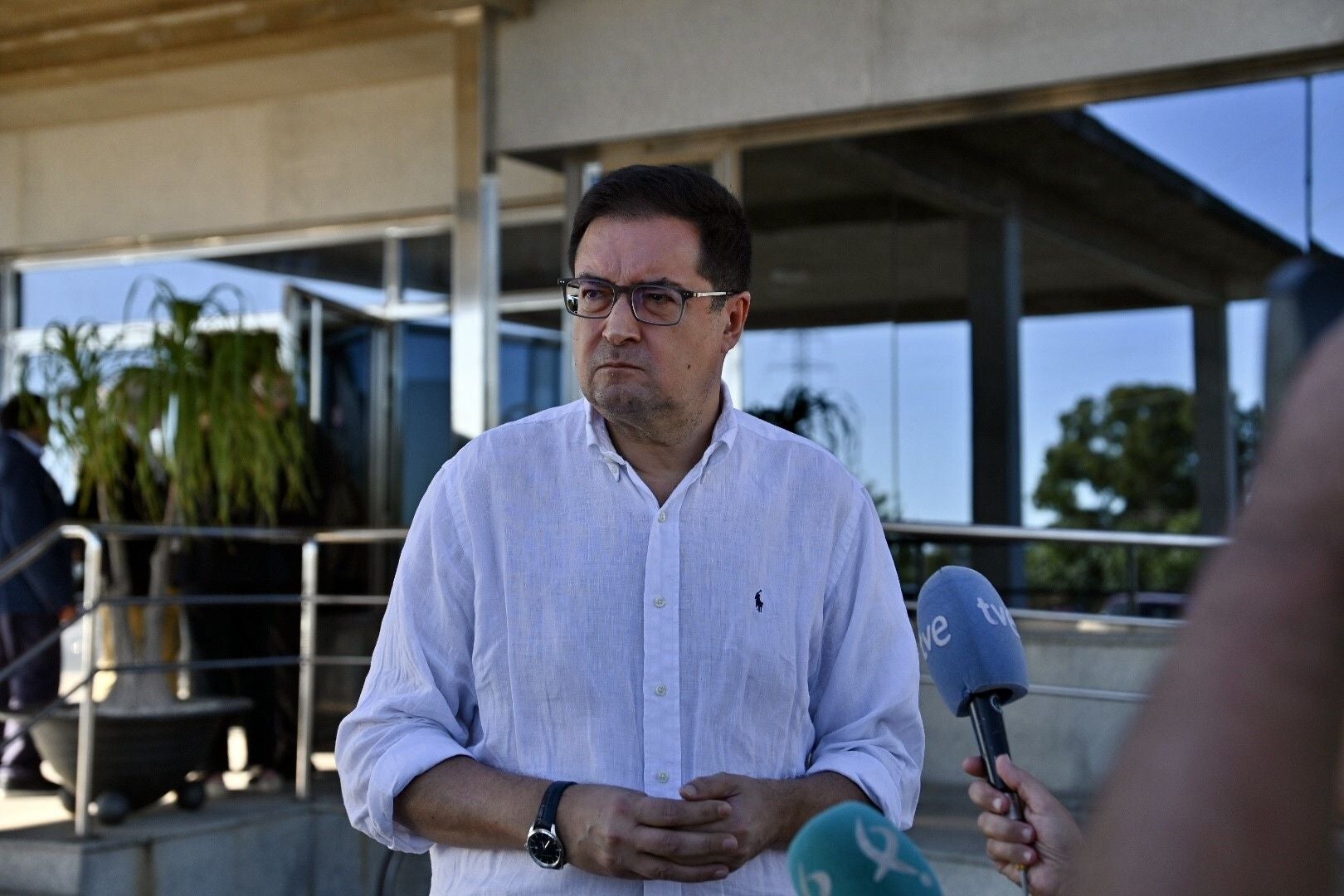 El ministro de la Función Pública, Óscar López, en el tanatorio Puente Real de Badajoz el día del velatorio de Guillermo Fernández Vara.