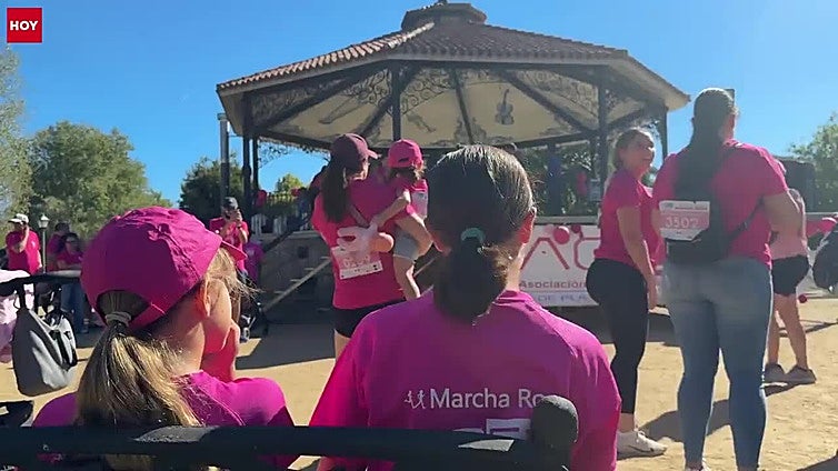 Plasencia se tiñe de un rosa emocionante para reivindicar la lucha contra el cáncer de mama