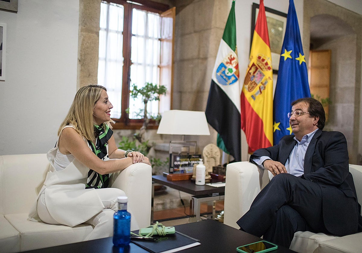 Imagen publicada por la presidenta extremeña, María Guardiola, este domingo y en la que Vara le recibe, una vez elegida presidenta del PP, en julio de 2022 en el despacho de Presidencia.