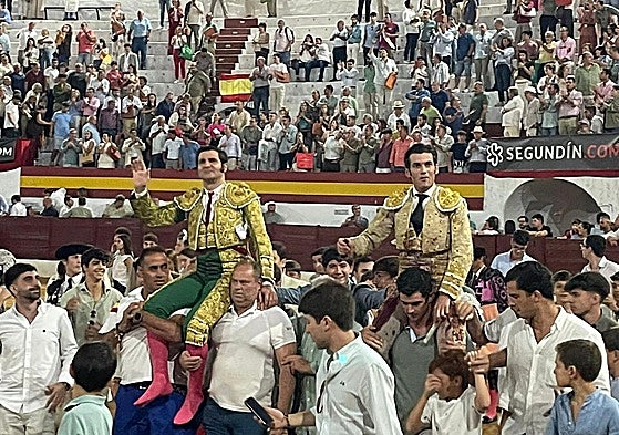 Morante de la Puebla y José Garrido salen a hombros de la plaza de toros de Zafra.